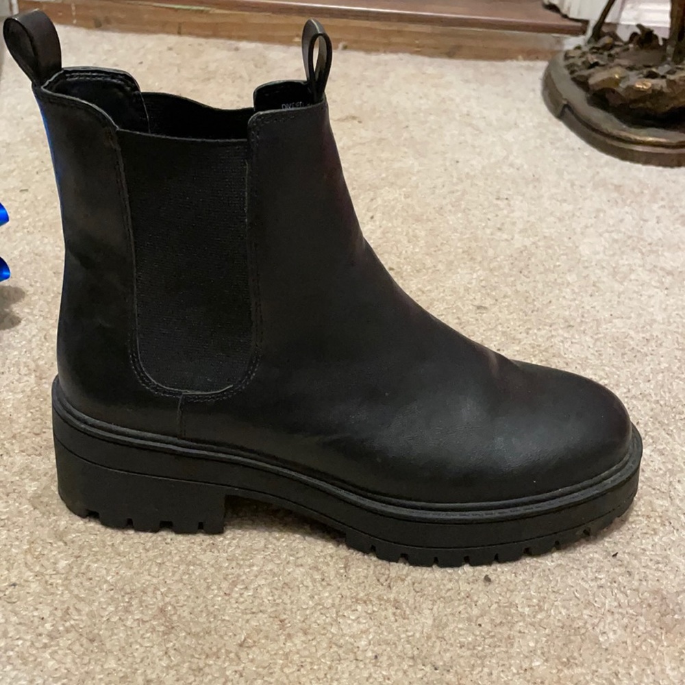 Worn only once, super cute with jeans or leggings!